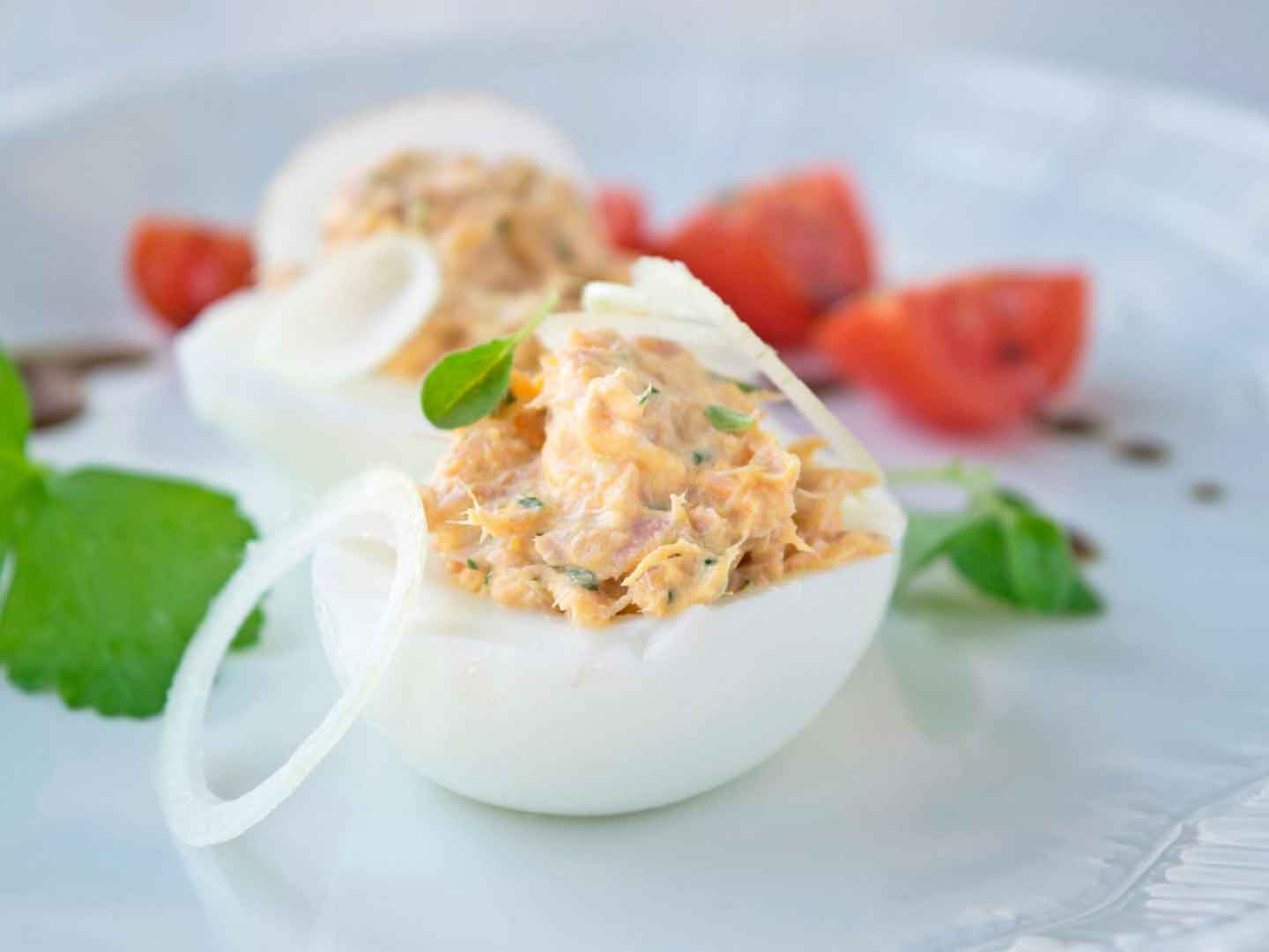 Huevos rellenos de Atun y Tomate Receta de aperitivos muy facil